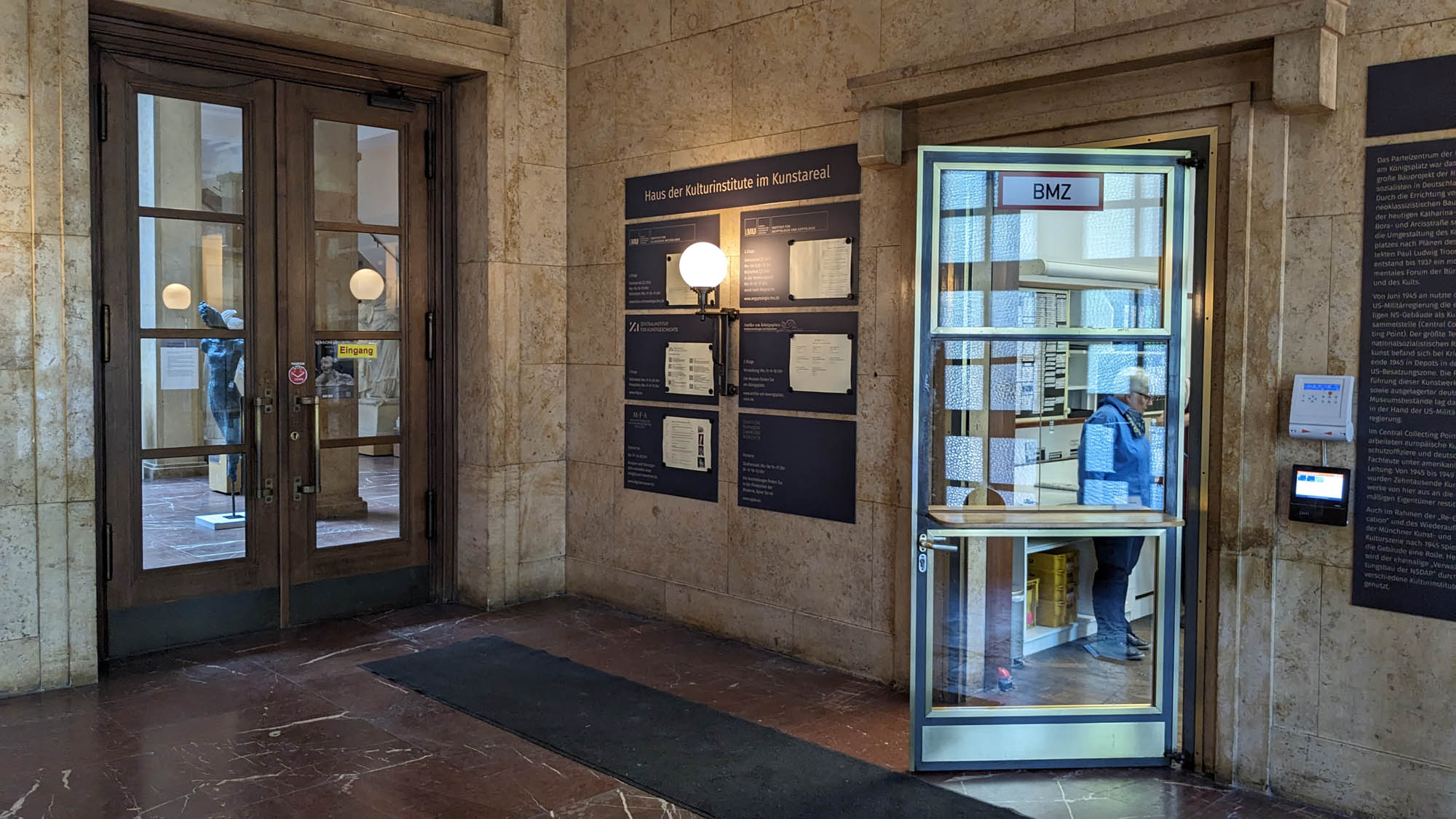 Blick ins Foyer von der großen Stahltür aus gesehen, rechts ist die Pforte